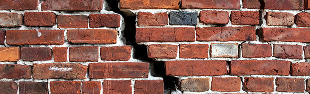 Fissure dans le mur de brique